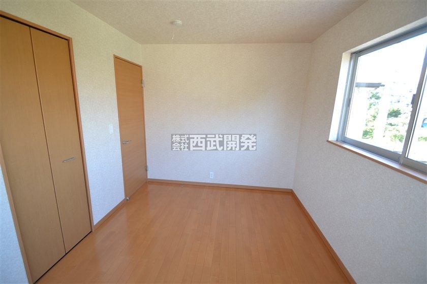 Non-living room. 1 Building