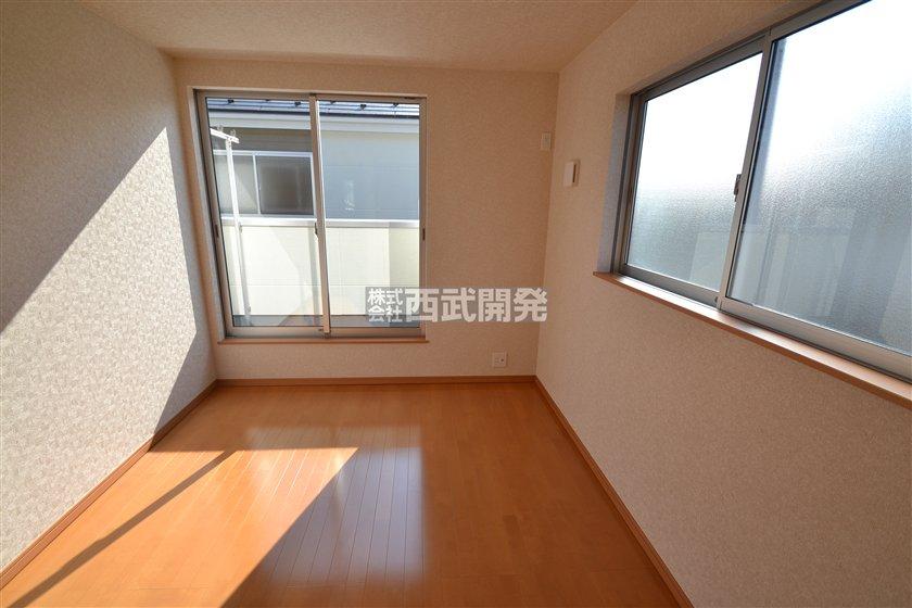 Non-living room. 1 Building