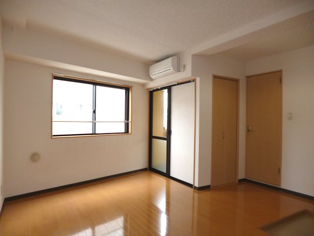 Living and room. Bright ventilation good Western-style two-plane daylight