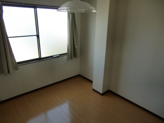 Living and room. Widely a clean feeling unit bus