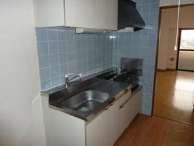 Kitchen. Two-burner gas table bring-your-own possible