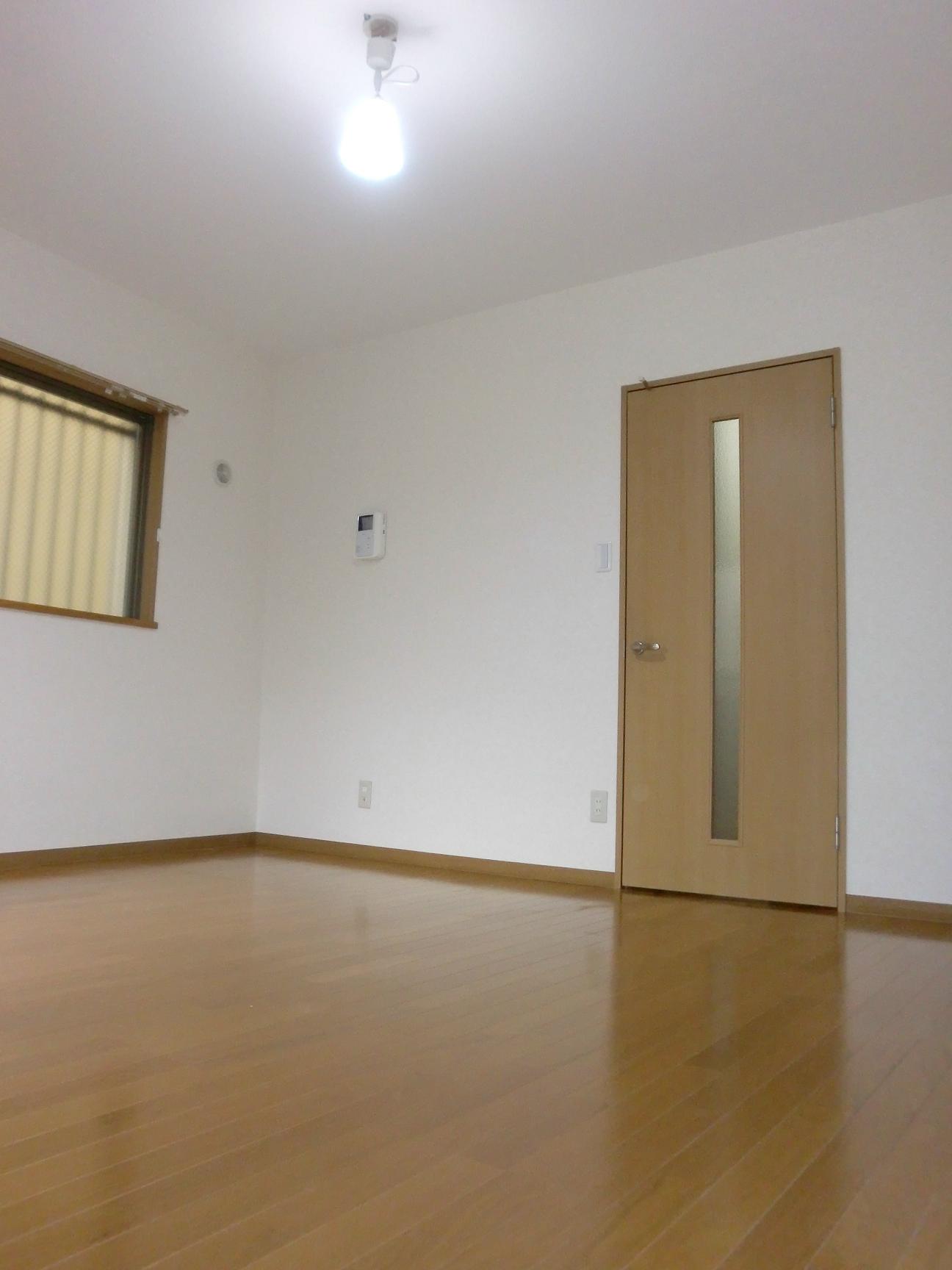 Living and room. Spacious 8.6 Pledge