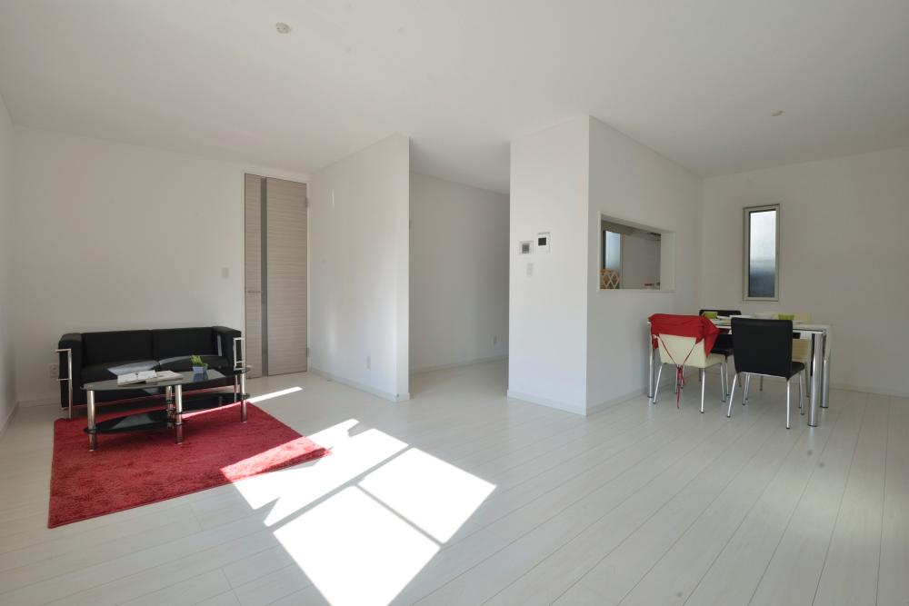 Living. Spacious of 19 quires LDK. Space where families gather and nature (12 Building). 