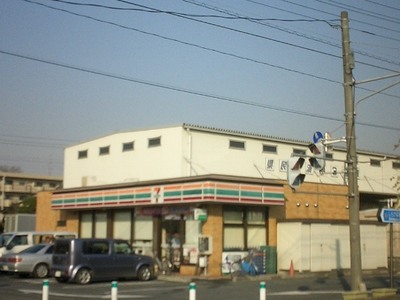 Convenience store. 150m to Seven-Eleven (convenience store)