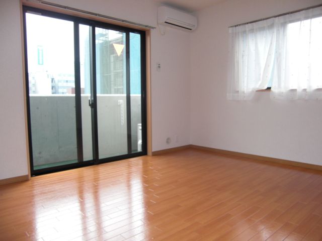 Living and room. Very day is good because it is two-sided lighting.