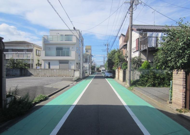 Local photos, including front road. East contact road (September 2013)