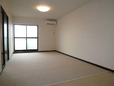 Living and room. Spacious 13 Pledge LDK