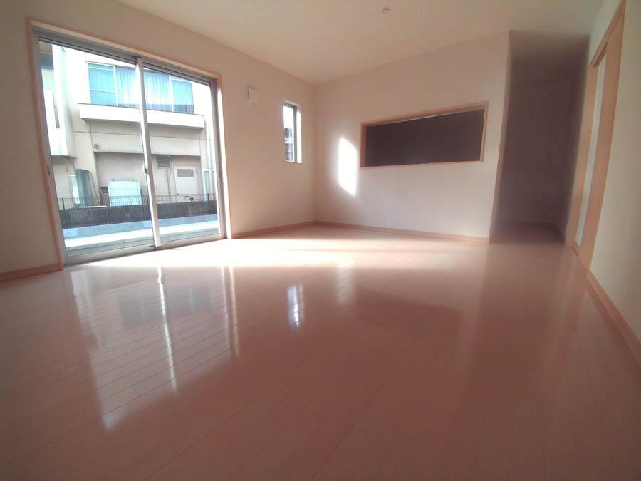 Living. Was building completed. Such as the actual image from per yang, We have to wait all the time so you can see directly.