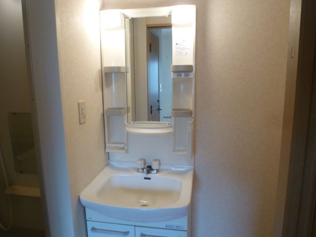 Washroom. Independent wash basin with. 