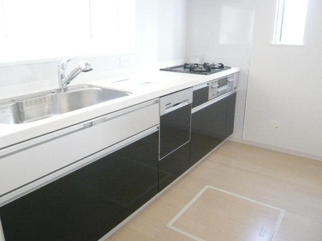 Kitchen. ◆ With built-in dishwashing! System kitchen!