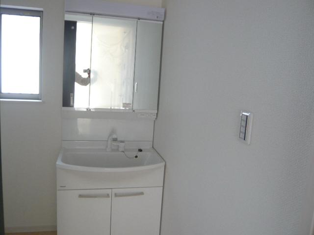 Wash basin, toilet. ◆ Three-sided mirror vanity!