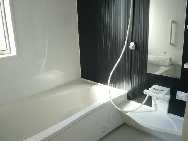 Bathroom. ◆ 1 square meters size with bathroom dryer!
