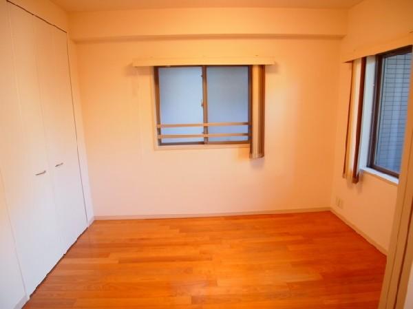 Non-living room. 5.4 tatami of Western-style leading to the living room