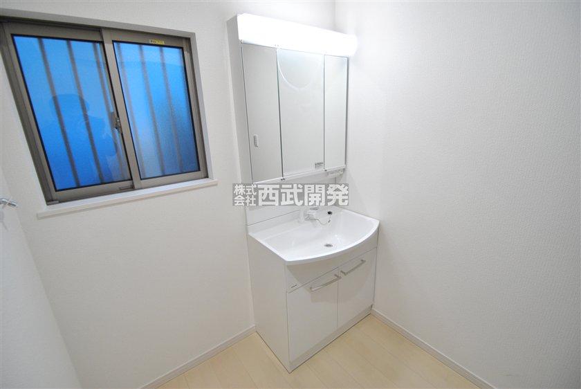 Wash basin, toilet. 1 Building washroom (November 2013) Shooting