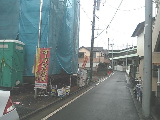 Local photos, including front road. It is less the front road of traffic.