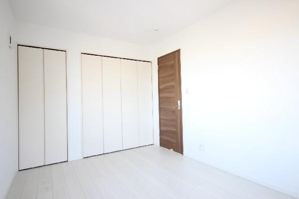 Non-living room. Refreshing room design with the white tones. 