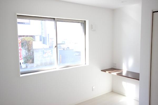 Non-living room. Despite on the first floor living room, This brightness! 