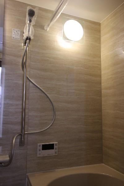 Bathroom. Spacious size of the tub. Bathroom of color ring to settle. 