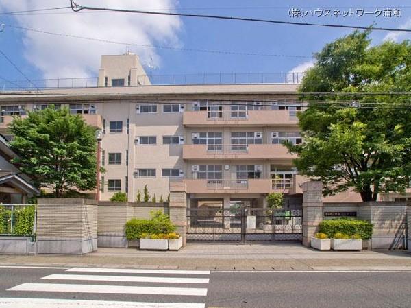 Junior high school. 960m until the Saitama Municipal Doai junior high school