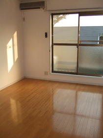 Living and room. South-facing 6 quires Western-style