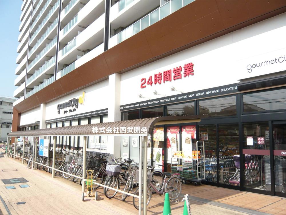 Supermarket. 300m to Gourmet City