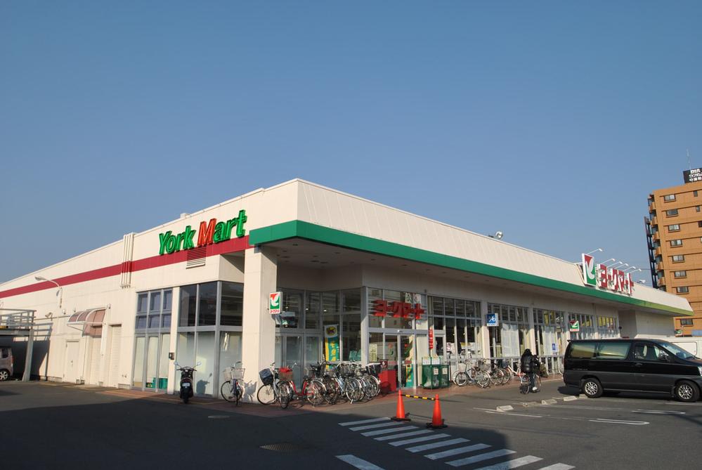 Supermarket. To York Mart 900m