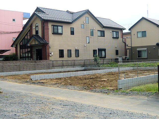 Local photos, including front road. Before road 4m