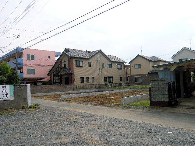 Local photos, including front road. A quiet residential area