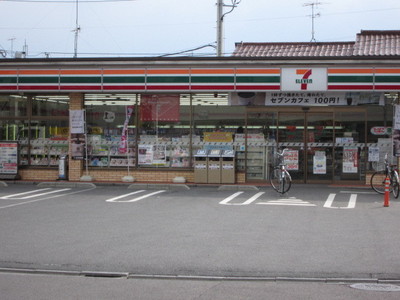 Convenience store. 450m to Seven-Eleven (convenience store)