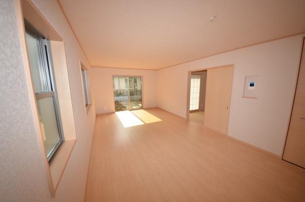 Same specifications photos (living)