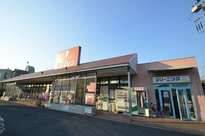 Supermarket. 900m until Jason (super)