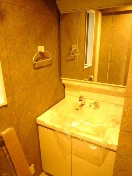 Wash basin, toilet. Indoor (September 2013) Shooting