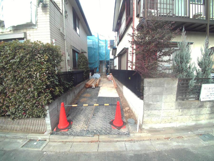 Local photos, including front road. We offer the same use the finished model house of this property. Please feel free to contact us.