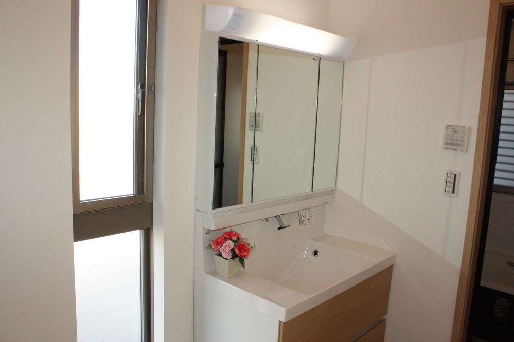 Wash basin, toilet. Indoor (12 May 2013) Shooting