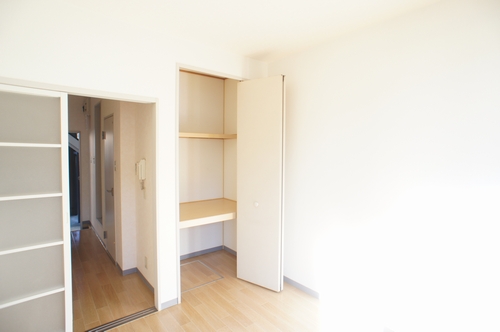 Living and room. Installing a large closet in the Western-style.