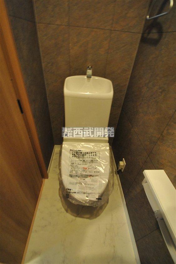 Toilet. Indoor (12 May 2013) Shooting