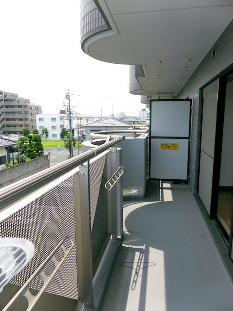 Balcony. Hoseru laundry there is a depth of plenty ・ ・ ・ Wide balcony