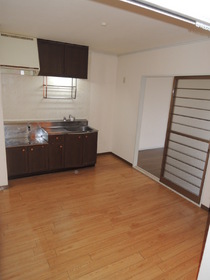 Kitchen. Dining is 6 Pledge