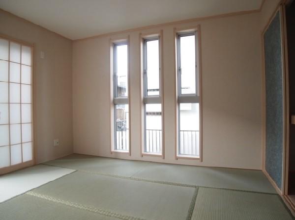 Non-living room. 6 tatami Japanese-style room adjacent to the living room. It rhythmically arranged window is fashionable