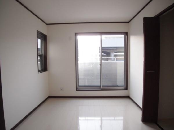 Non-living room. 2nd floor 5.3 tatami mats of Western-style. 3 balcony across the room is likely to come in handy when hanging out, such as laundry