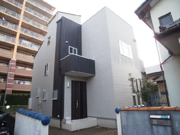 Local appearance photo. 2 stylish appearance of tone color. 