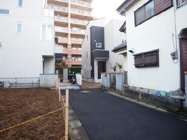 Local appearance photo. Glad parking space of 2 cars. The comfort land area is 40 square meters of property