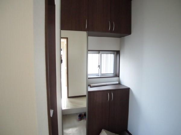 Receipt. Storage rich entrance. Full-length mirror is also happy to use a care in grooming