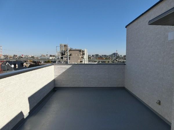 Balcony. Pool and barbecue for children, The usage is different, such as dried whole house of futon! !