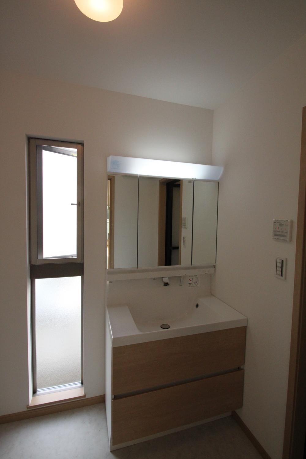 Wash basin, toilet. Basin dressing room that leads to the kitchen. Is a space thought housework flow line.