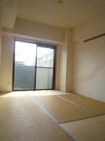 Living and room. Is 6 Pledge Western-style room with a closet.