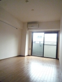 Living and room. Is 6 Pledge Western-style room facing the balcony.