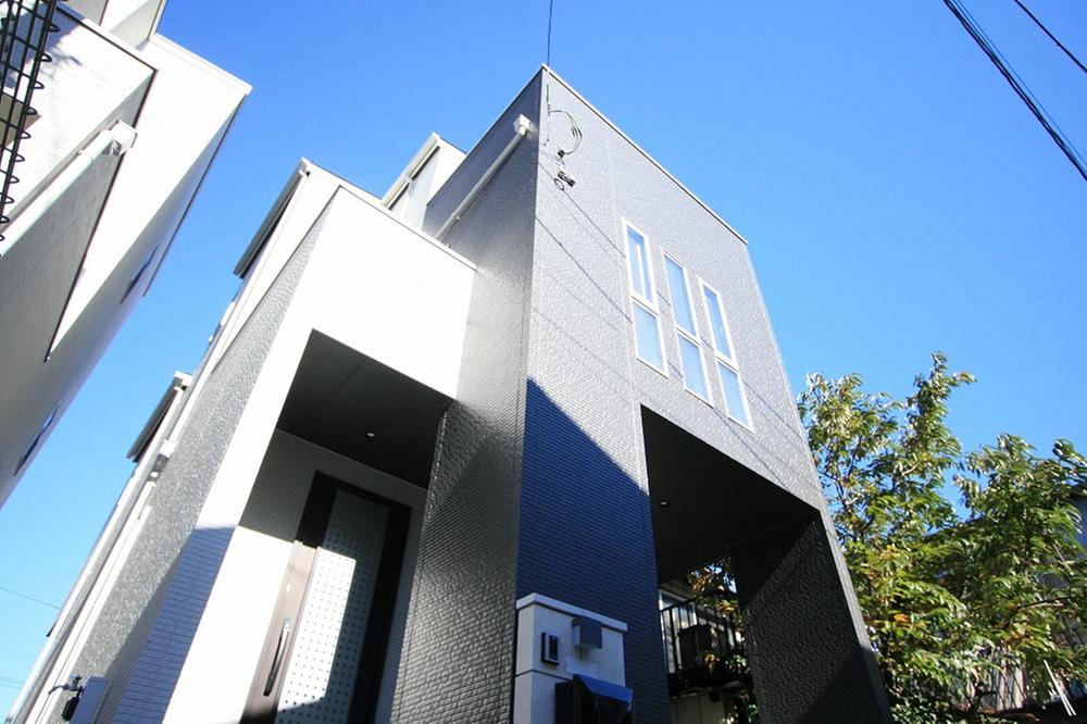 Local photos, including front road. Local (11 May 2013) Shooting