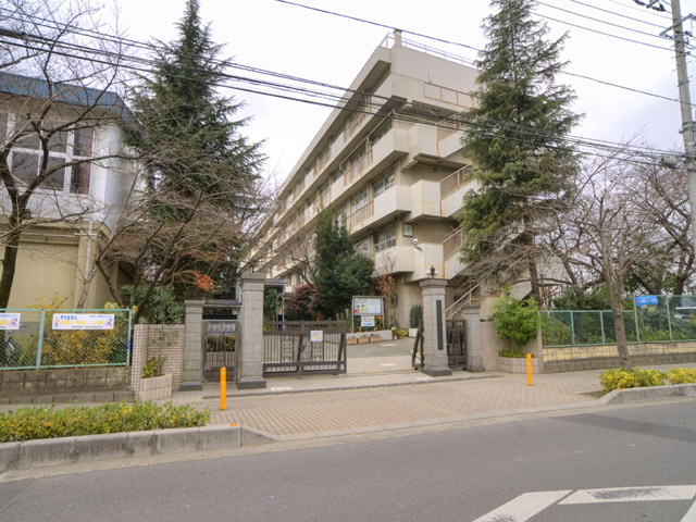 Junior high school. 718m to Saitama City Tatsuta Island junior high school (junior high school)