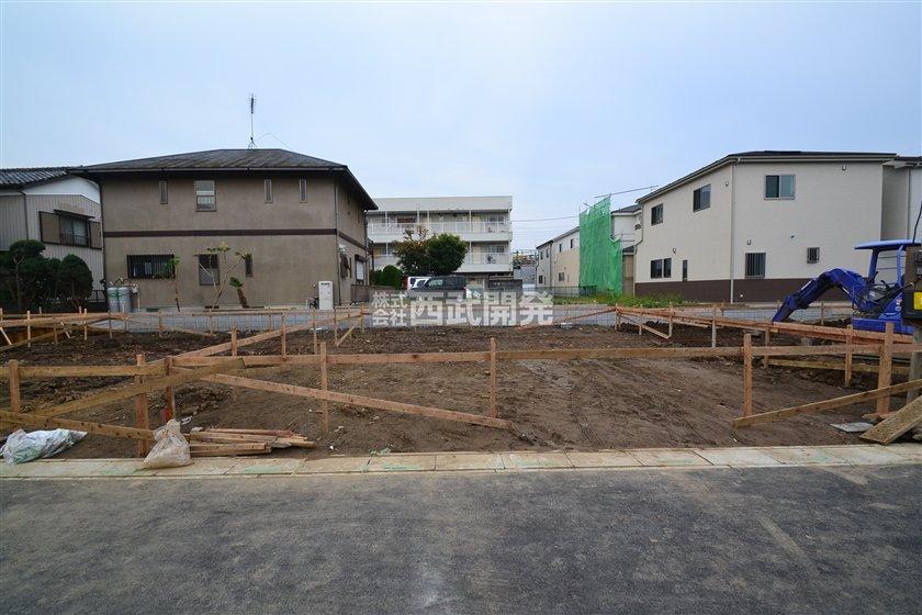 Local photos, including front road. 9 Building site (November 2013) Shooting